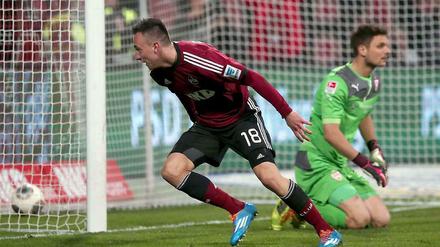 Mann des Spiels: Nürnbergs Doppeltorschütze Josip Drmic. VfB-Torwart Sven Ulreich kann nichts mehr machen.