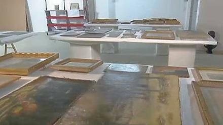 Der ORF konnte die an einem geheimen Depot sichergestellte Salzburger Gurlitt-Sammlung filmen. Hier ein Blick auf die nun von Restauratoren betreuten Werke, darunter 39 Ölgemälde. Insgesamt sind es 238 Werke, vor allem Zeichnungen. 