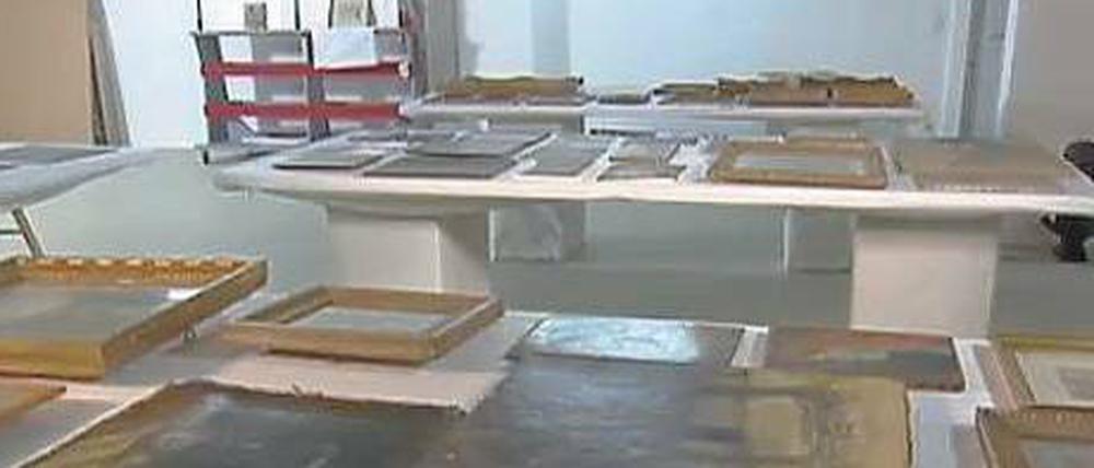 Der ORF konnte die an einem geheimen Depot sichergestellte Salzburger Gurlitt-Sammlung filmen. Hier ein Blick auf die nun von Restauratoren betreuten Werke, darunter 39 Ölgemälde. Insgesamt sind es 238 Werke, vor allem Zeichnungen.