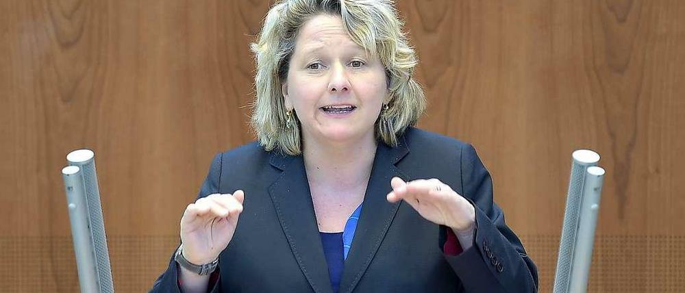 Die Wissenschaftsministerin von Nordrhein-Westfalen, Svenja Schulze (SPD), spricht und gestikuliert.