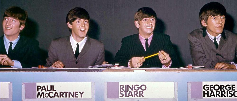 Paul McCartney 1964 im Kreise seiner Bandkollegen.