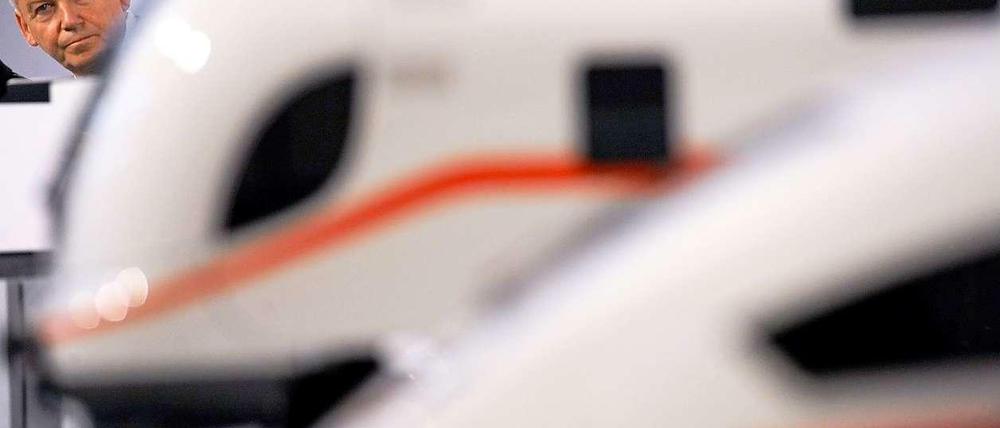 Hinter dem Zug. Rüdiger Grube würde gerne freier entscheiden - doch die Politik und die Gewerkschaften spielen bei der Bahn eine immer wichtigere Rolle.