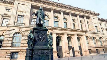 Berliner Monument. Gegründet wurde die mittelalterliche Quellensammlung 1819 vom Reichsfreiherrn vom Stein in Berlin. Eine der vier Skulpturen auf dem Sockel seines Denkmals vor dem Abgeordnetenhaus ist den Monumenta Germaniae Historica gewidmet.Foto: Imago