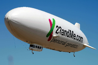 Zeppelin mit 23andMe-Werbung