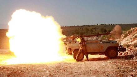 Der Krieg geht unvermindert weiter. Das Bild zeigt syrische Rebellen beim Beschuss ihrer Gegner.