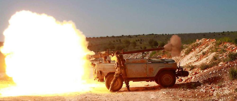 Der Krieg geht unvermindert weiter. Das Bild zeigt syrische Rebellen beim Beschuss ihrer Gegner.