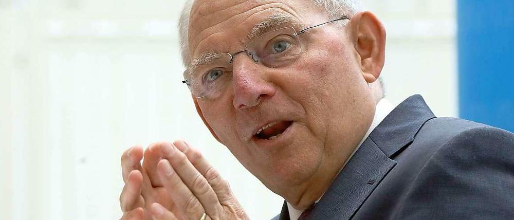 Finanzminister Wolfgang Schäuble sieht Steuersenkungen skeptisch. Offenbar wird jetzt aber doch darüber nachgedacht.