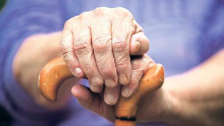 Im Alter. 750 000 Menschen ziehen im Alter in ein Pflegeheim, weil sie auf Hilfe angewiesen sind. Sie sollten ihre Rechte kennen. 