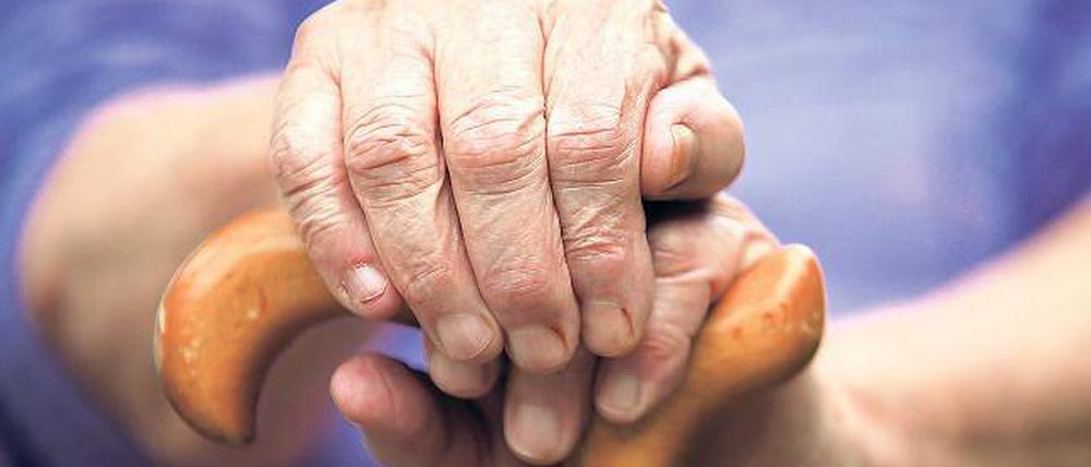 Im Alter. 750 000 Menschen ziehen im Alter in ein Pflegeheim, weil sie auf Hilfe angewiesen sind. Sie sollten ihre Rechte kennen. 