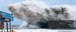 Folge des Klimawandels. Durch die zunehmenden Temperaturen steigt der Meeresspiegel. Dadurch gibt es häufiger Überschwemmungen. 