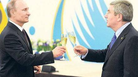 Anstoßgeber oder anstößig? Die Einflussnahme des russischen Staatspräsidenten Wladimir Putin (l.) ging Kritikern viel zu weit, IOC-Präsident Thomas Bach (r.) lobte dagegen Putins Engagement. Foto: Imago