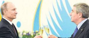Anstoßgeber oder anstößig? Die Einflussnahme des russischen Staatspräsidenten Wladimir Putin (l.) ging Kritikern viel zu weit, IOC-Präsident Thomas Bach (r.) lobte dagegen Putins Engagement. Foto: Imago