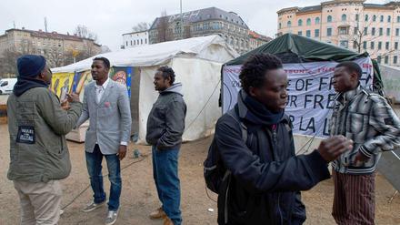 Flüchtlinge am Oranienplatz. Sie erhalten demnächst eine Übergangsunterkunft.