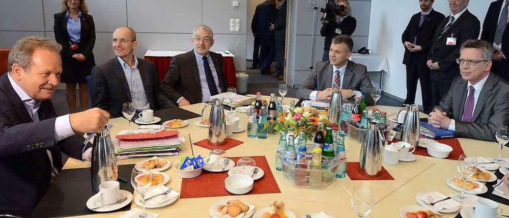 Am Verhandlungstisch: Verdi-Chef Franz Bsirske (ganz links) und Bundesinnenminister Thomas de Maizière (ganz rechts)