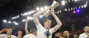 Alba feiert den Pokalsieg.