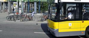 Auf der Buslinie M 49 werden Fahrer inzwischen von Fahrgästen so häufig und heftig beschimpft oder sogar bedroht, dass Nikutta jetzt an ihre Kunden appelliert.