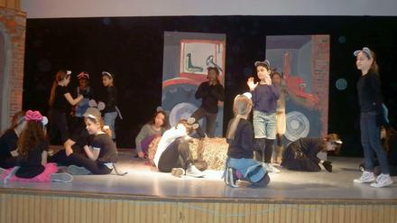 Mäuse auf der Bühne. Der Chor der Gustav-Falke-Schule bei den Proben für das Musical "Beste Feinde". 