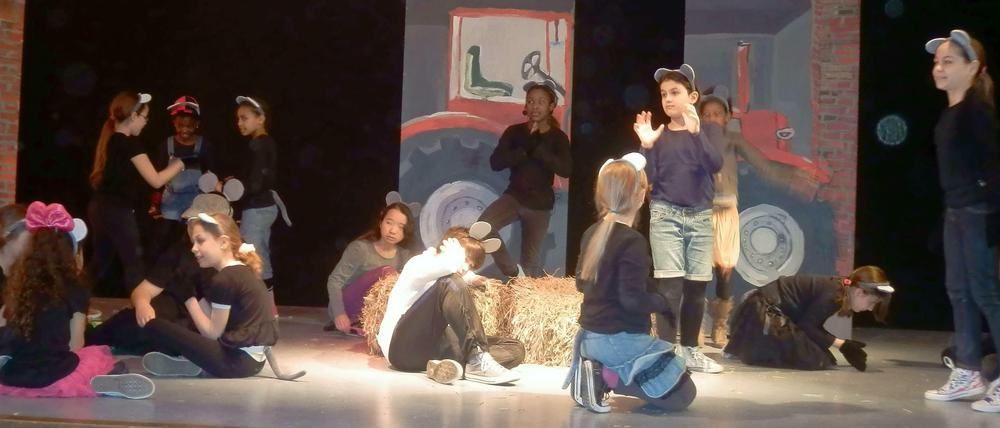 Mäuse auf der Bühne. Der Chor der Gustav-Falke-Schule bei den Proben für das Musical "Beste Feinde". 