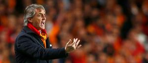 Woran liegt es nur? Galatasarays Coach Roberto Mancini ist nicht zufrieden mit dem Auftritt seiner Mannschaft. 