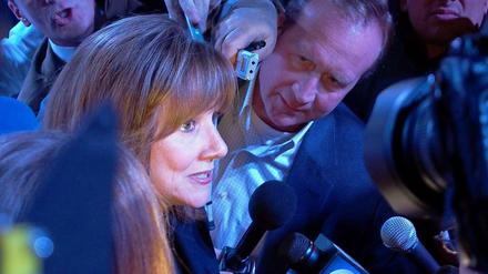 Im Zentrum. Bei der Auto Show in Detroit wurde die neue GM-Chefin Mary Barra von zahlreichen Journalisten umringt. Die Ingenieurin, ehemals Produktionschefin, ist die erste Frau an der Spitze eines Autokonzerns überhaupt. Barra war im Dezember zur Nachfolgerin von GM-Chef Akerson ernannt worden.