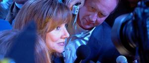 Im Zentrum. Bei der Auto Show in Detroit wurde die neue GM-Chefin Mary Barra von zahlreichen Journalisten umringt. Die Ingenieurin, ehemals Produktionschefin, ist die erste Frau an der Spitze eines Autokonzerns überhaupt. Barra war im Dezember zur Nachfolgerin von GM-Chef Akerson ernannt worden.