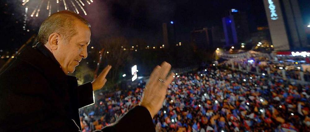 Ein Gruß an die Unterstützer: Erdogan am Sonntagabend in Ankara