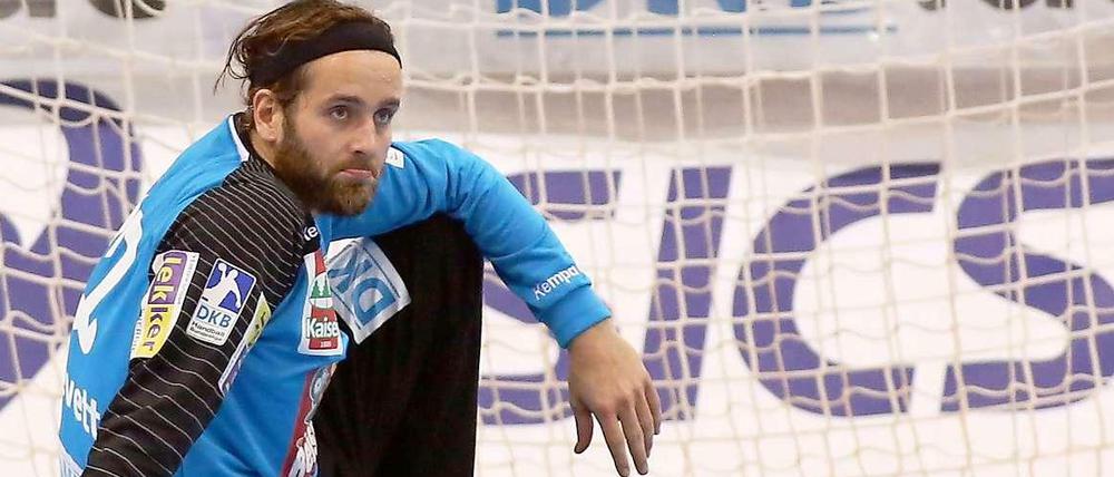 Auf dem Boden der Tatsachen: Füchse-Torwart Silvio Heinevetter.