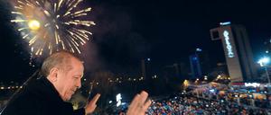 Nach dem Sieg. Der türkische Premier Erdogan am Sonntagabend auf dem Balkon der Parteizentrale der AKP. 
