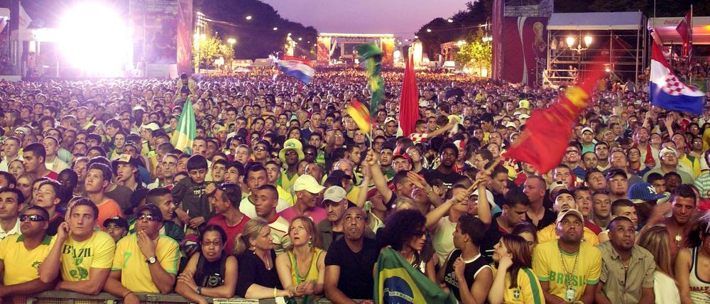 Spiele ohne Grenzen: So wie bei früheren Fußballmeisterschaften auf der Fanmeile wollen auch diesen Sommer wieder viele Fans die Spiele live verfolgen.