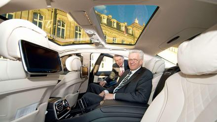 Der baden-württembergische Ministerpräsident Winfried Kretschmann (Bündnis 90/Die Grünen) in seinem Hybrid-Dienstwagen.
