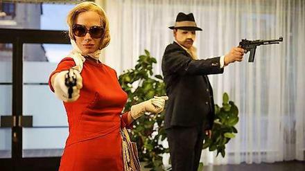 Geld oder Leben. Gisela Werler (Nadeshda Brennicke) und Komplize Hermann Wittorff (Charly Hübner) beim Banküberfall.