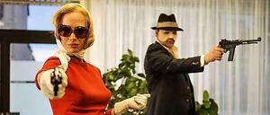 Geld oder Leben. Gisela Werler (Nadeshda Brennicke) und Komplize Hermann Wittorff (Charly Hübner) beim Banküberfall.