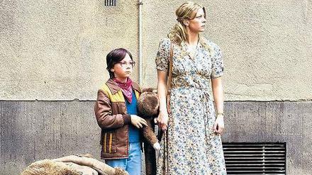 Bloß weg hier. Nelly (Jördis Triebel) und ihr kleiner Sohn Alexej (Tristan Göbel).