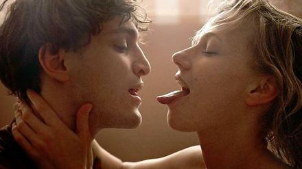 Franz Rogowski und Lana Cooper in einer Szene aus Love Steaks.
