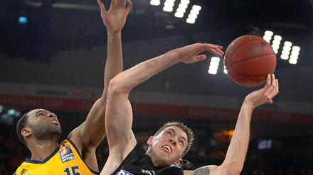 Reggie Redding von Alba Berlin gegen Daniel Theis aus Ulm.