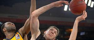 Reggie Redding von Alba Berlin gegen Daniel Theis aus Ulm.