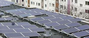 Wer seinen Strom auf einem Dach nicht nur selbst produziert sondern ihn auch selbst verbraucht, soll künftig ebenfalls einen Anteil an der EEG-Umlage dafür bezahlen müssen. Derzeit wird gestritten wie hoch dieser Anteil ist, und wer genau was bezahlen soll. Davon hängt auch die Wirtschaftlichkeit dieses Projekts ab. Der Hamburger Ökostromversorger Lichtblick vermarktet den auf den Dächern der Wohnungsbaugesellschaft Stadt und Land in Hellersdorf erzeugten Strom direkt an die Mieter. 