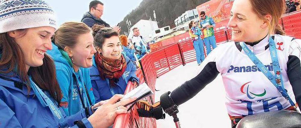 Wir haben da mal eine Frage. Die Nachwuchsreporter Amrei Zieriacks (l.), Julia Hollnagel und Christina Spitzmüller in Rosa Chutor im Gespräch mit der fünffachen Goldmedaillengewinnerin Anna Schaffelhuber.