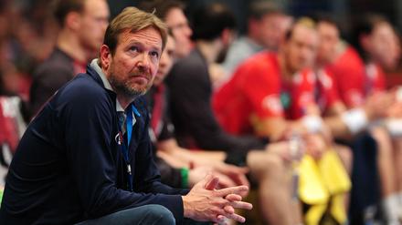 Bange Blicke. HSV-Trainer Martin Schwalb während der Champions-League-Partie gegen Skopje. 