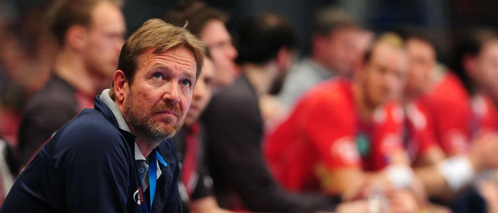 Bange Blicke. HSV-Trainer Martin Schwalb während der Champions-League-Partie gegen Skopje. 
