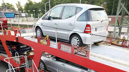 Huckepack. Bisher rollten die Autos ab Berlin-Wannsee gen Süden - vorbei.