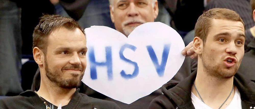 Zweifelhafte Liebe. Pierre-Michel Lasogga (rechts, neben Heiko Westermann) kann seinem Klub derzeit nicht helfen.