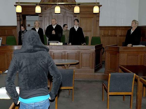 Die Mutter der toten Zoe, Melanie S., hier mit dem Rücken zu sehen, ist wegen Mordes durch Unterlassen angeklagt. Im Hintergrund in der Mitte der Vorsitzende Richter Peter Faust.