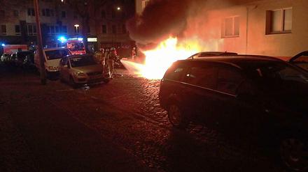 Die Löscharbeiten in der Friedenstraße.