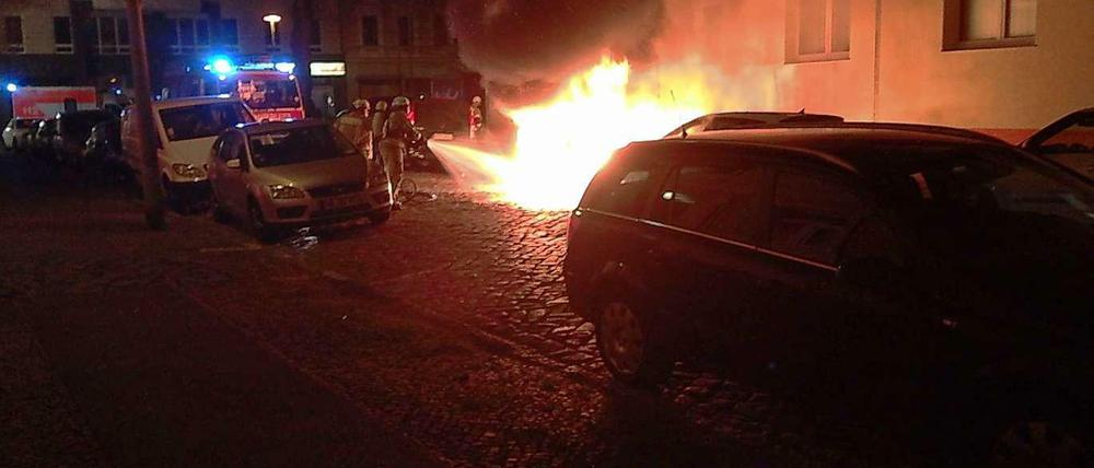Die Löscharbeiten in der Friedenstraße.