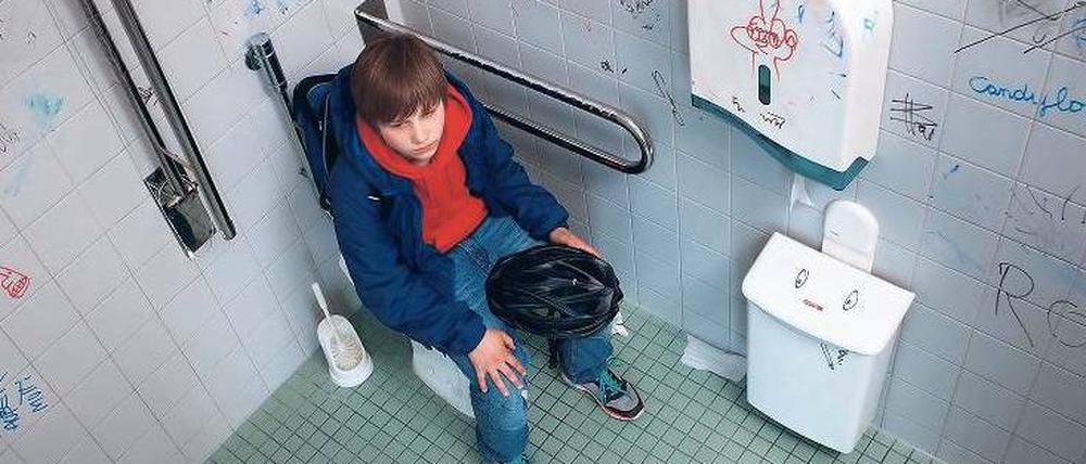 Flucht. Die Quäler sind verurteilt, Nick Neufeld (Ludwig Skuras) geht wieder in die Schule – und versteckt sich gleich. Foto: ARD