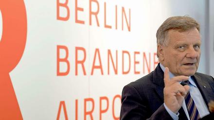 BER-Chef Hartmut Mehdorn will sich nicht auf einen Starttermin festlegen. Und so verschiebt er die Bekanntgabe eines Eröffnungstermins in Richtung Ende des Jahres. 