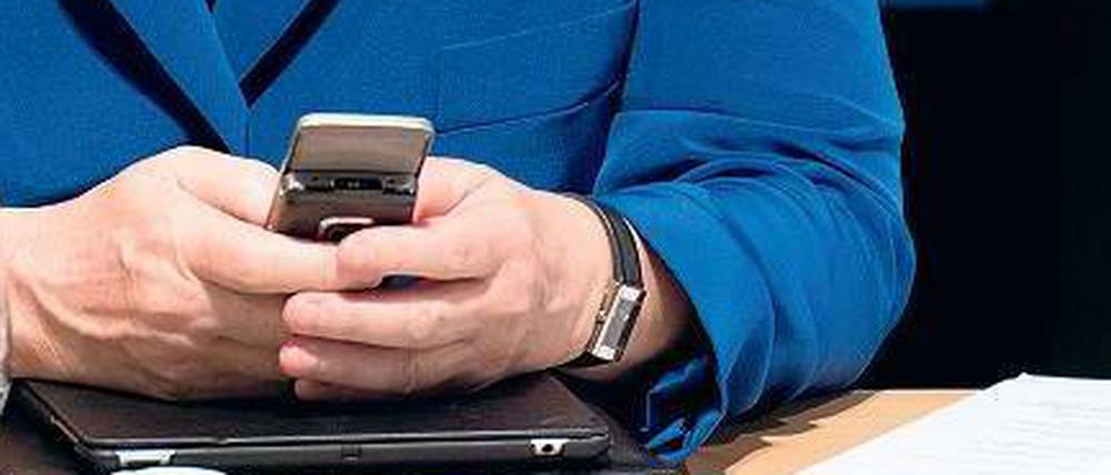300 Einträge soll die NSA einer Liste von 2009 zufolge über die Kanzlerin – hier beim Kommunizieren via Smartphone auf dem CDU-Landesparteitag in Mecklenburg-Vorpommern 2013 – gespeichert haben.