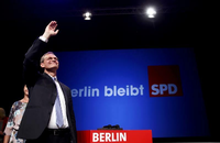 Da freut er sich. Michael Müller und seine SPD werden Berlin weiter regieren.