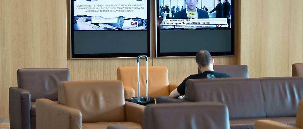 Nichts geht mehr. Nahezu menschenleer war am Donnerstag die Senator-Lounge der Lufthansa.